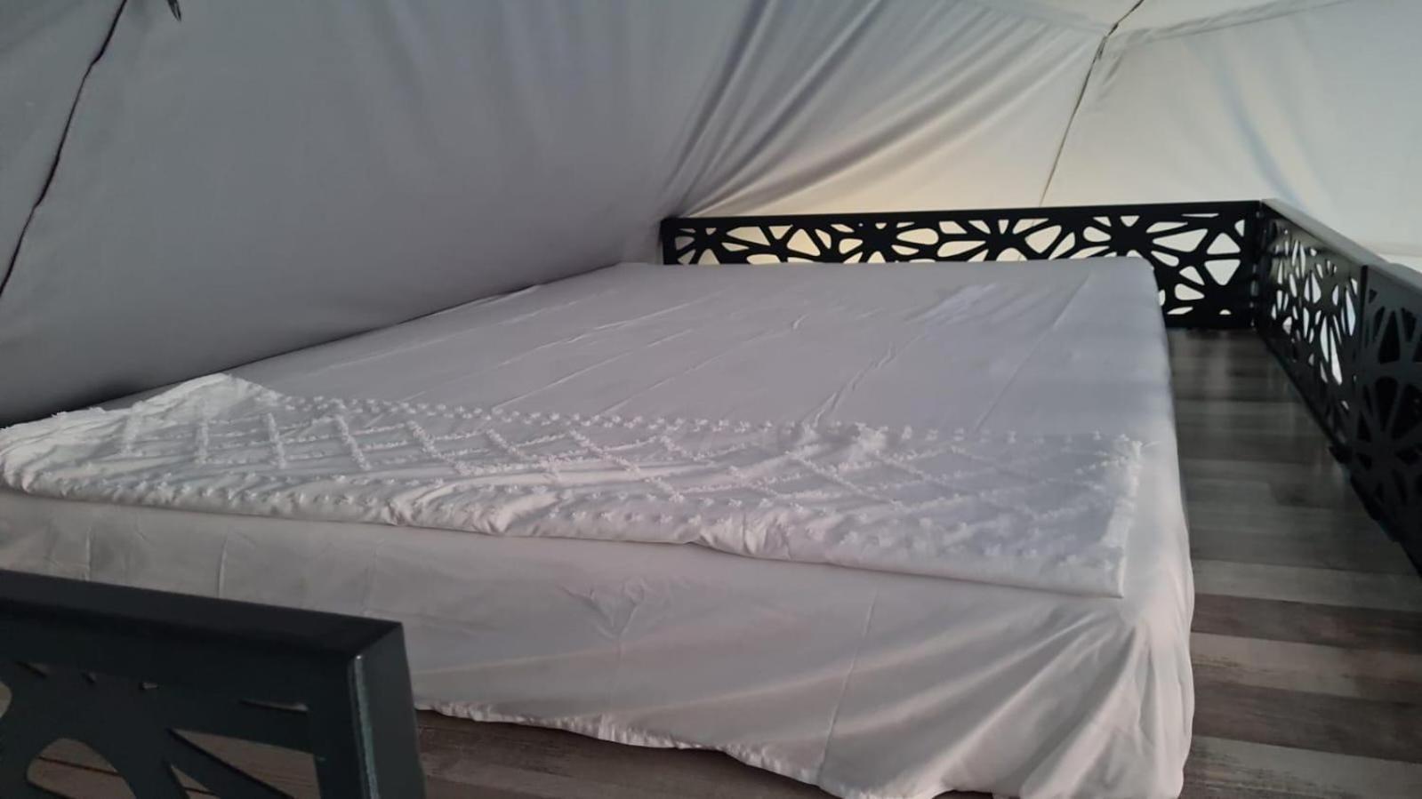 Отель Sun Garden Glamping Domes Кэлимэнешти Экстерьер фото