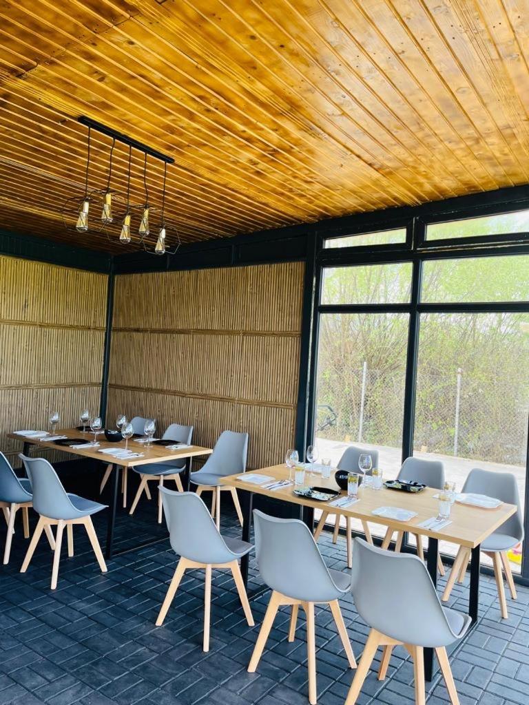 Отель Sun Garden Glamping Domes Кэлимэнешти Экстерьер фото