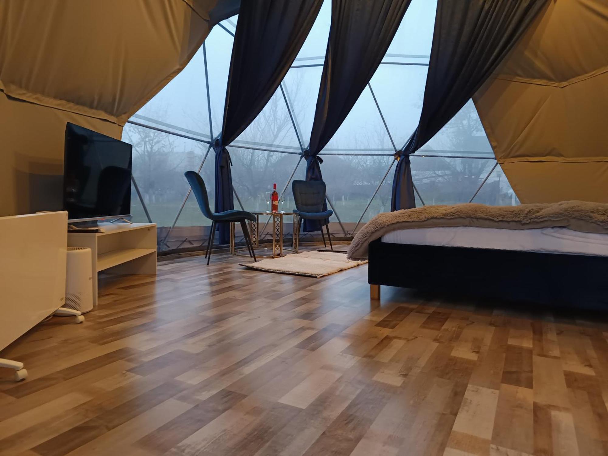 Отель Sun Garden Glamping Domes Кэлимэнешти Экстерьер фото