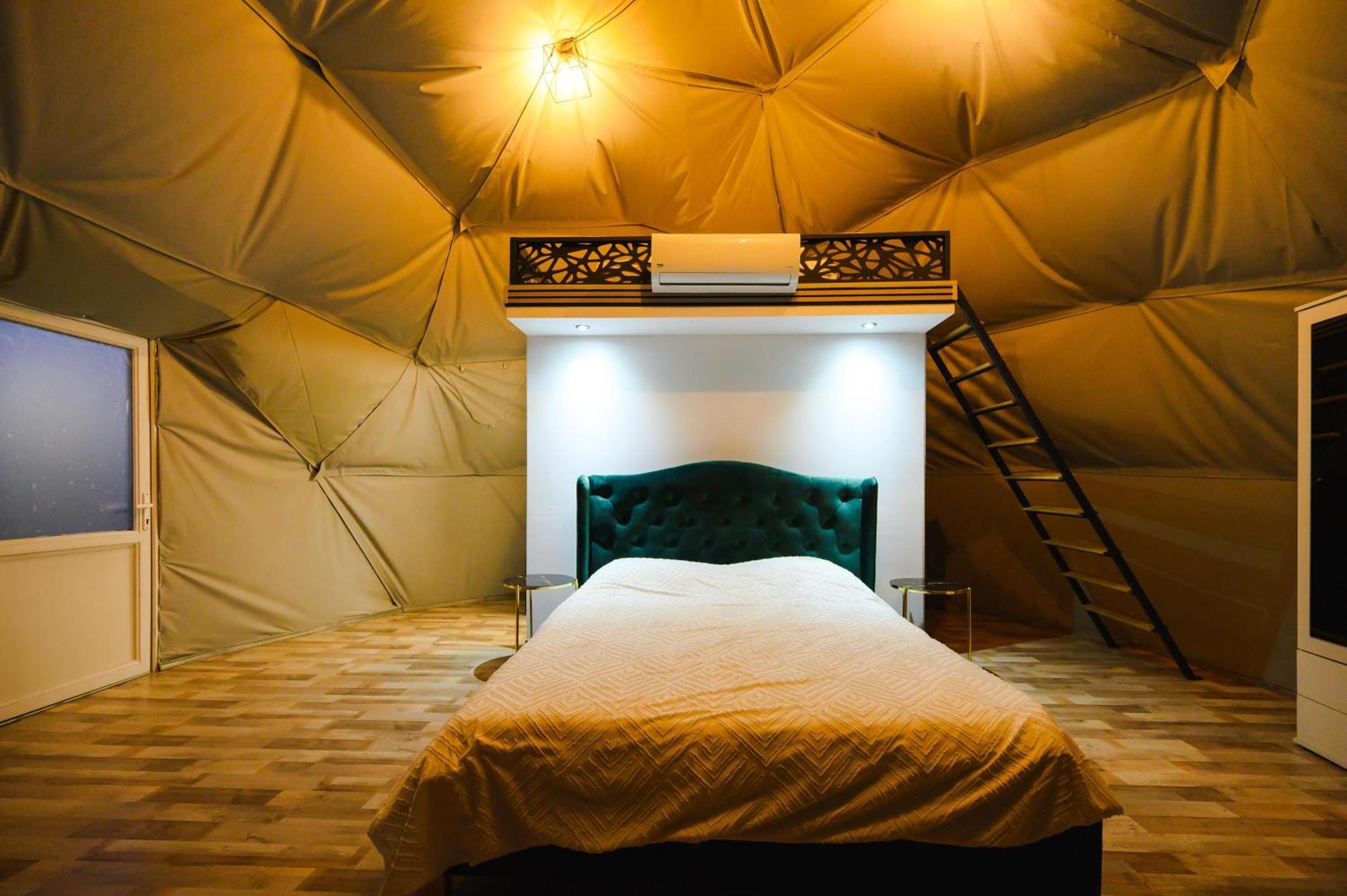 Отель Sun Garden Glamping Domes Кэлимэнешти Экстерьер фото