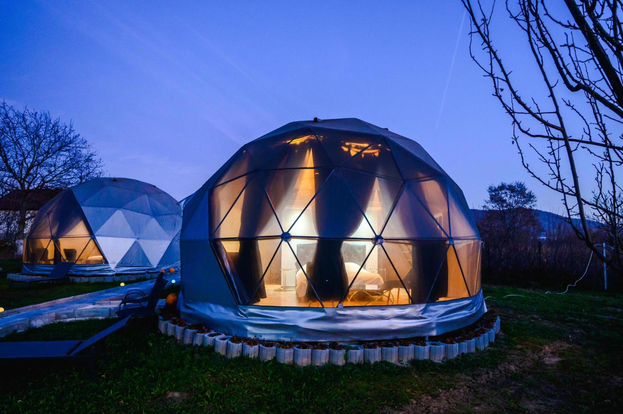 Отель Sun Garden Glamping Domes Кэлимэнешти Экстерьер фото