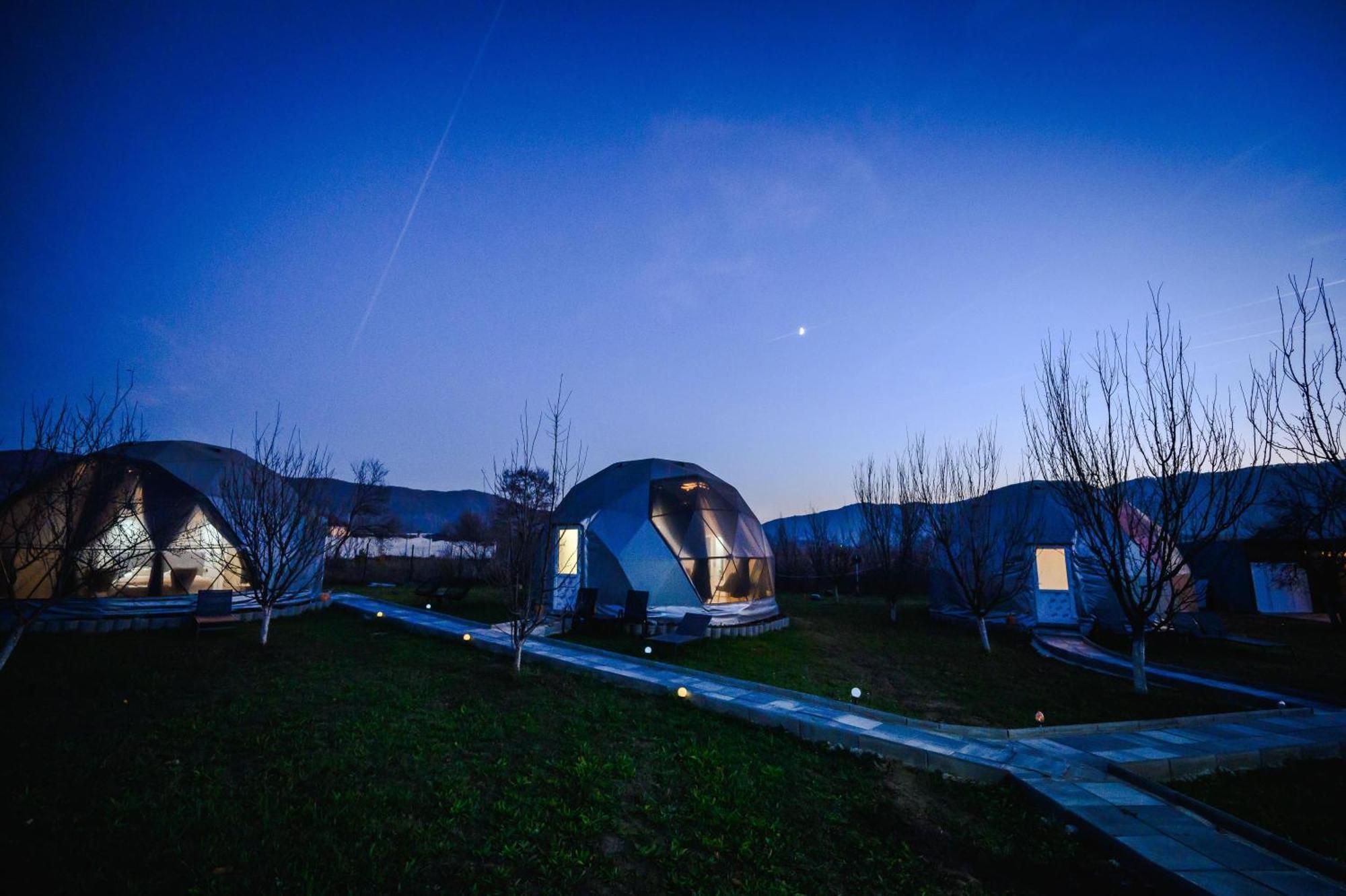 Отель Sun Garden Glamping Domes Кэлимэнешти Экстерьер фото