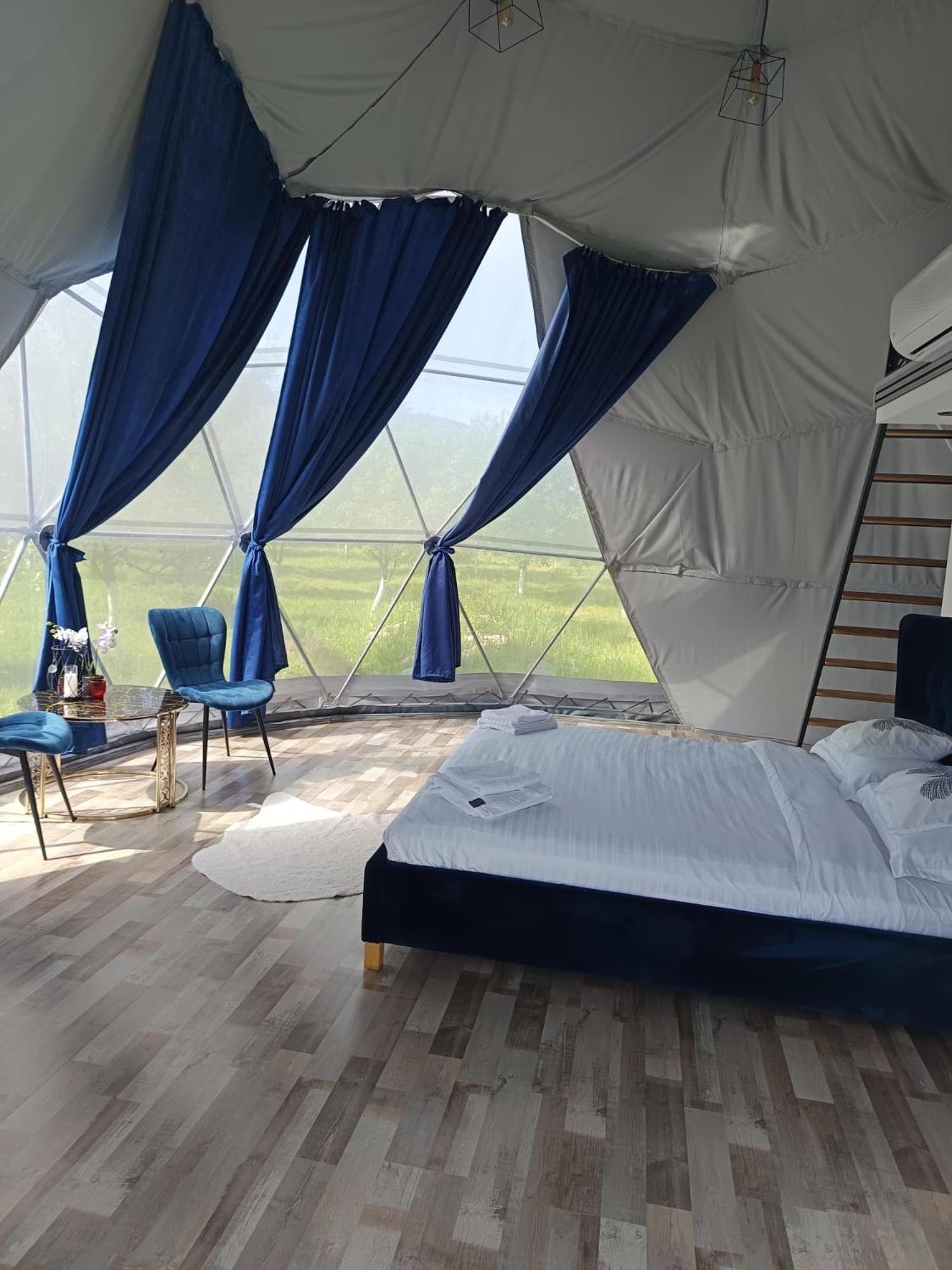Отель Sun Garden Glamping Domes Кэлимэнешти Экстерьер фото